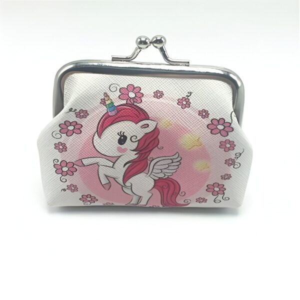 Porte-monnaie blanc décoré d'un dessin de licorne rose avec des ailes, une corne arc-en-ciel et des fleurs roses, fermé par un fermoir métallique., 45501373677823 | Licorne Shop