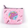 portefeuille-licorne-de-voyage-protection-rfid-impermeable-1a.jpg Porte-monnaie rose avec motif licorne, arcs-en-ciel et étoiles. Fermeture à glissière noire. Accessoire enfantin, design coloré et mignon., 45501176545535 | Licorne Shop