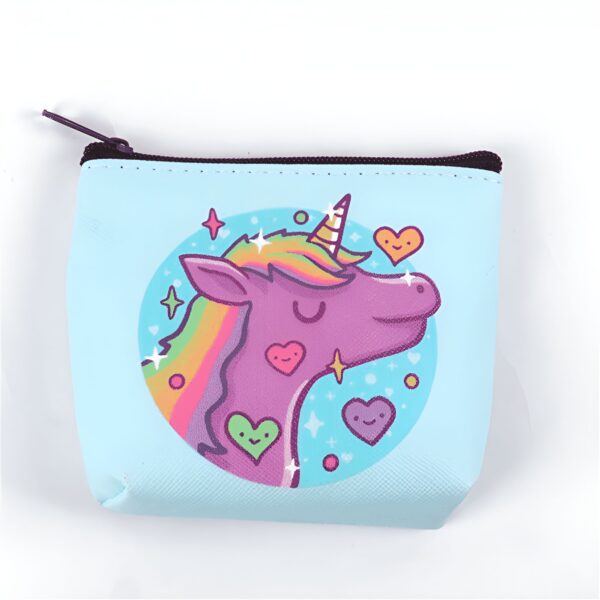 portefeuille-licorne-et-arc-en-ciel-de-claire-s-1a.jpg Petit porte-monnaie bleu avec un dessin de licorne rose, crinière arc-en-ciel, décoré de cœurs et d'étoiles étincelantes. Fermeture éclair noire sur le dessus. Accessoire mignon et fantaisiste., 45501171368191 | Licorne Shop