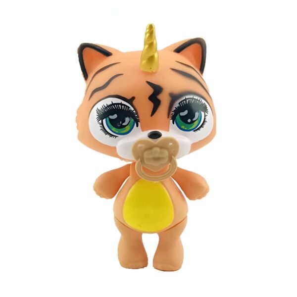 Figurine d'un bébé tigre orange avec un motif rayé noir, un ventre jaune, de grands yeux bleus et une tétine dans la bouche. Il y a une petite corne dorée sur le dessus de sa tête., 45502406885631 | Licorne Shop