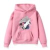 pull-licorne-a-capuche-rose-1a.jpg Une illustration d'une licorne ailée rose et blanche. La licorne est représentée de profil, cabrée, avec une crinière et une queue arc-en-ciel. Elle est entourée d'un fond rose et blanc.
