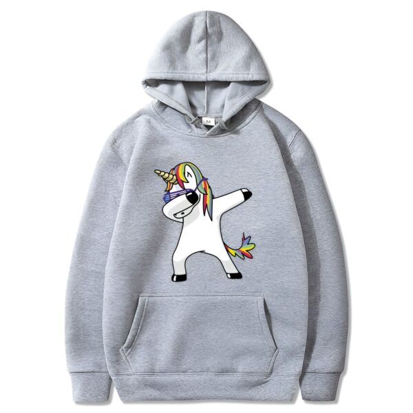 pull-licorne-adulte-unisexe-gris-1a.jpg Une illustration d'une licorne dansant le dab. La licorne est blanche avec une crinière et une queue arc-en-ciel. Elle porte des lunettes de soleil et a une expression faciale joyeuse. Elle est sur un fond gris.