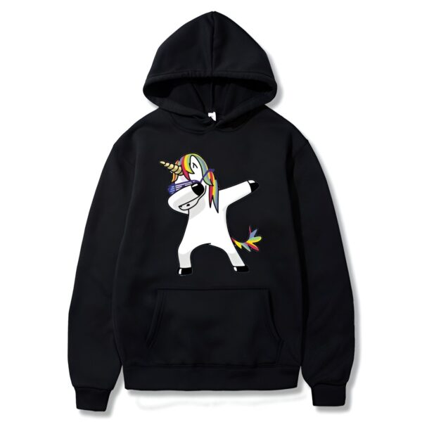 pull-licorne-adulte-unisexe-noir-1a-1.jpg Une illustration d'une licorne noire avec des lunettes de soleil arc-en-ciel et une crinière arc-en-ciel qui fait le dab.
