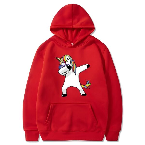 pull-licorne-adulte-unisexe-rouge-1a-1.jpg Une illustration d'une licorne dansant le dab. La licorne est blanche avec une crinière et une queue arc-en-ciel. Elle porte des lunettes de soleil et un sweat à capuche rouge.