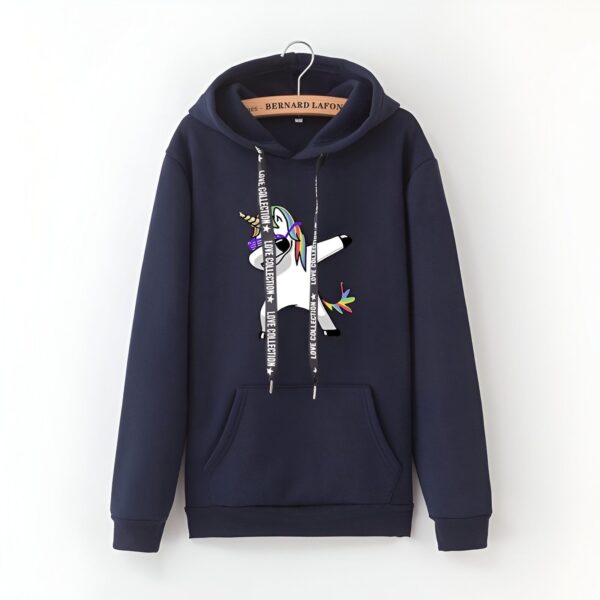pull-licorne-basique-bleu-marine-1a-1.jpg Une image d'un sweat à capuche bleu marine avec une licorne qui fait un dab. Le sweat à capuche a des cordons de serrage blancs et une poche kangourou. La licorne est blanche avec une crinière et une queue arc-en-ciel. Elle porte des lunettes de soleil et a un bandana sur la tête.