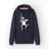 pull-licorne-basique-bleu-marine-1a.jpg Une image d'un sweat à capuche bleu marine avec une licorne qui fait un dab. Le sweat à capuche a des cordons de serrage blancs et une poche kangourou. La licorne est blanche avec une crinière et une queue arc-en-ciel. Elle porte des lunettes de soleil et a un bandana sur la tête.