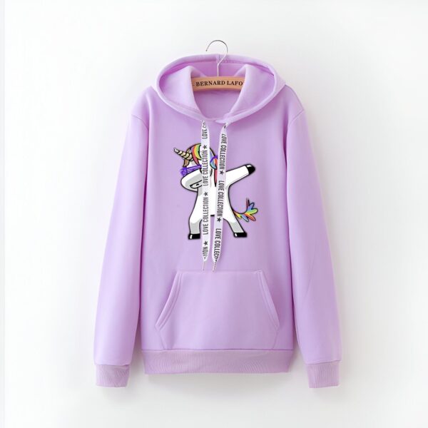 pull-licorne-basique-violet-1a.jpg Une image d'un sweat à capuche violet avec une licorne qui fait un dab. La licorne a des lunettes de soleil et une crinière arc-en-ciel. Le sweat à capuche a des cordons de serrage blancs.