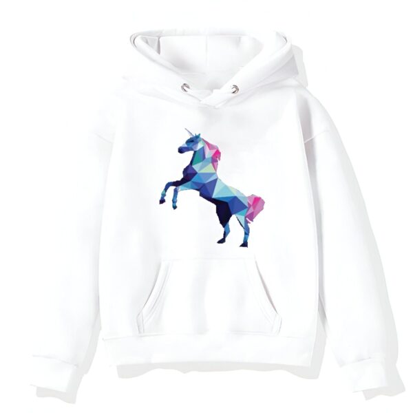 pull-licorne-blanc-fille-1a-1.jpg Une illustration d'une licorne blanche avec une crinière et une queue arc-en-ciel. La licorne se tient debout sur ses pattes arrière et a une corne sur le front.