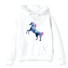 pull-licorne-blanc-fille-1a.jpg Une illustration d'une licorne blanche avec une crinière et une queue arc-en-ciel. La licorne se tient debout sur ses pattes arrière et a une corne sur le front.