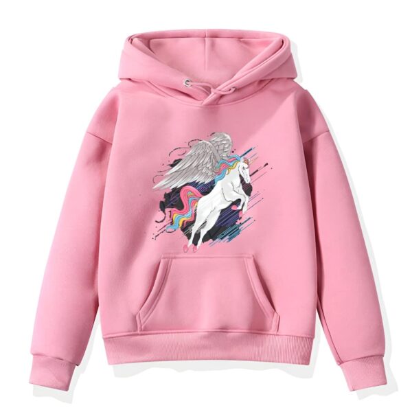 Sweat à capuche rose avec un imprimé de licorne ailée aux couleurs de l'arc-en-ciel. Vêtement confortable et tendance pour enfants et adultes. Mode fantaisie et originale., 45502241407231,45502241439999,45502241472767,45502241505535,45502241538303,45502241571071,45502241603839,45502241636607 | Licorne Shop