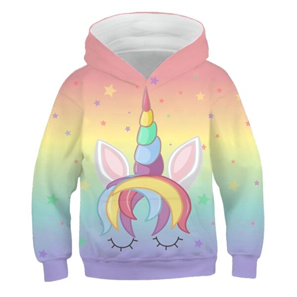 pull-licorne-couleur-1a.jpg L'image représente un sweat à capuche rose et bleu avec une capuche doublée de blanc. Il y a une image de licorne sur le devant avec des étoiles et un arc-en-ciel.