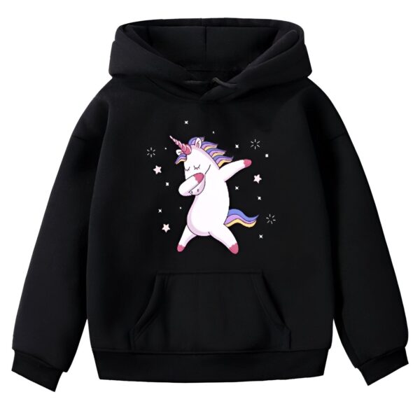 pull-licorne-dab-1a.jpg Une illustration d'une licorne blanche avec une crinière et une queue arc-en-ciel. La licorne est en train de danser le dab. Elle est entourée d'étoiles. Le dessin est sur un sweat à capuche noir.