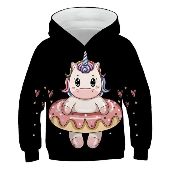 pull-licorne-decontracte-1a.jpg Une illustration d'une licorne kawaii avec une crinière arc-en-ciel, des yeux bleus et une corne dorée. La licorne est assise dans un beignet rose avec des pépites de chocolat. Le beignet est entouré de coeurs roses et de étoiles. La licorne porte un collier avec un pendentif en forme de coeur.
