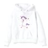 pull-licorne-enfant-dab-1a.jpg Une illustration d'une licorne blanche dansant le dab. La licorne a une crinière et une queue arc-en-ciel. Elle porte un sweat à capuche blanc avec des étoiles roses et bleues.