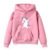 pull-licorne-enfant-dab-3a.jpg Une illustration d'une licorne rose qui fait le dab. La licorne a une crinière et une queue arc-en-ciel. Elle porte un sweat à capuche rose avec des étoiles.