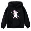 pull-licorne-enfant-dab-4a.jpg Une illustration d'une licorne blanche avec une crinière et une queue arc-en-ciel. La licorne est en train de danser le dab. Elle est entourée d'étoiles. Le tout sur un sweat à capuche noir.