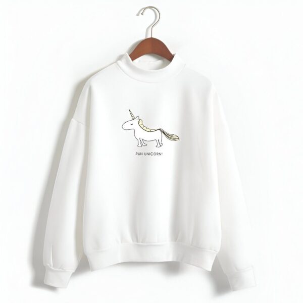 pull-licorne-femme-blanc-1a-1.jpg Une illustration d'une licorne blanche avec une crinière et une queue jaunes. Elle porte un collier avec un pendentif en forme de carotte. Le texte "Run unicorn !" est écrit en noir sous l'illustration.