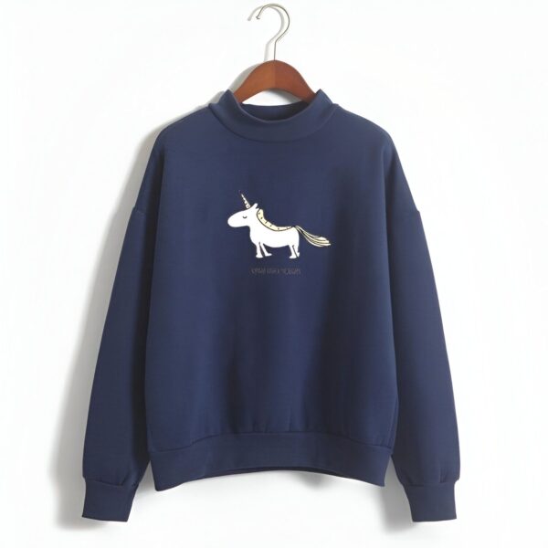 pull-licorne-femme-bleu-fonce-1a-1.jpg Une image d'un sweat-shirt bleu marine avec une illustration d'une licorne blanche et dorée. La licorne a une crinière et une queue dorées, et porte un collier avec un pendentif en forme de cœur. Le sweat-shirt a un col montant et des manches longues.