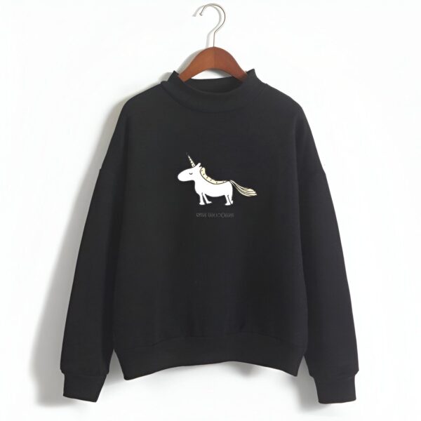 pull-licorne-femme-noir-1a-1.jpg Une image d'un sweat-shirt noir avec une illustration d'une licorne dorée. La licorne est représentée de profil, avec une crinière et une queue dorées. Le sweat-shirt a un col montant et des manches longues.
