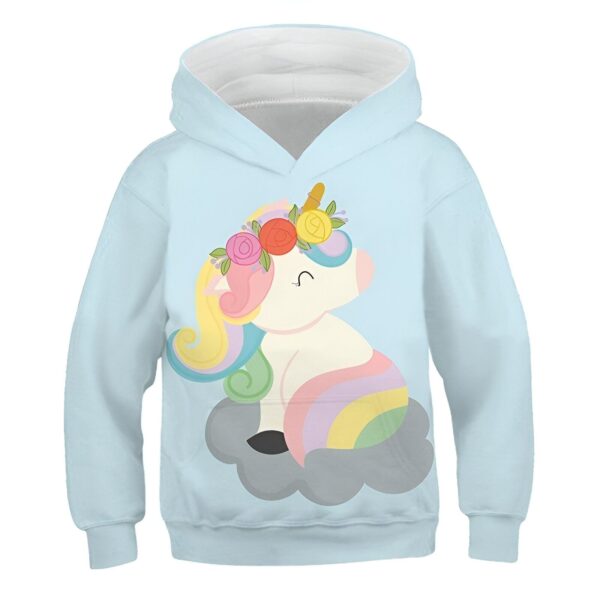 pull-licorne-fleuri-1a-1.jpg Une illustration d'une licorne assise sur un nuage. La licorne est blanche avec une crinière et une queue arc-en-ciel. Elle porte une couronne de fleurs sur la tête. Le nuage est gris et a une forme de croissant de lune. L'arrière-plan est bleu clair.