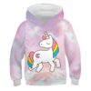 Une illustration d'une licorne blanche avec une crinière et une queue arc-en-ciel. La licorne est sur un fond rose et violet avec des nuages blancs.