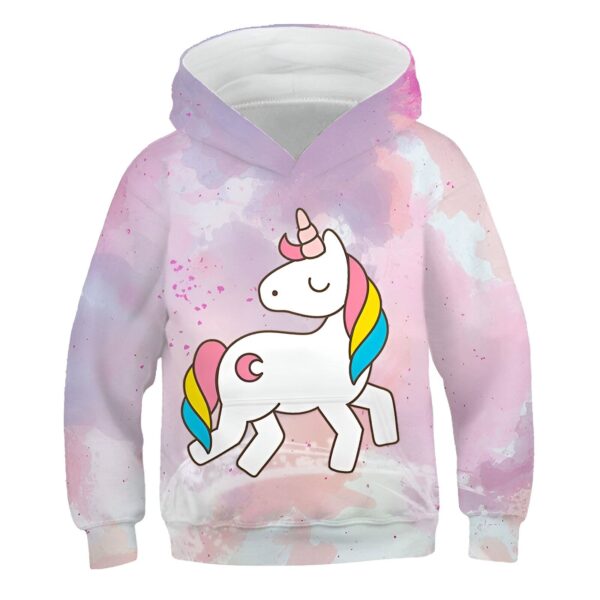 pull-licorne-galaxie-1a.jpg Une illustration d'une licorne blanche avec une crinière et une queue arc-en-ciel. La licorne est sur un fond rose et violet avec des nuages blancs.