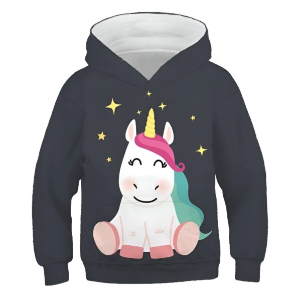 pull-licorne-kawaii-1a.jpg Une illustration d'une licorne blanche avec une crinière et une queue roses et bleues. La licorne est assise et sourit. Il y a des étoiles jaunes autour d'elle.
