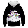pull-licorne-manches-longues-1a.jpg Une illustration d'une licorne dansant le dab sur un nuage arc-en-ciel. La licorne est blanche avec une crinière et une queue arc-en-ciel. Elle porte un nœud papillon violet. Le nuage est blanc avec un contour arc-en-ciel. L'arrière-plan est noir avec des étoiles et des lunes blanches.