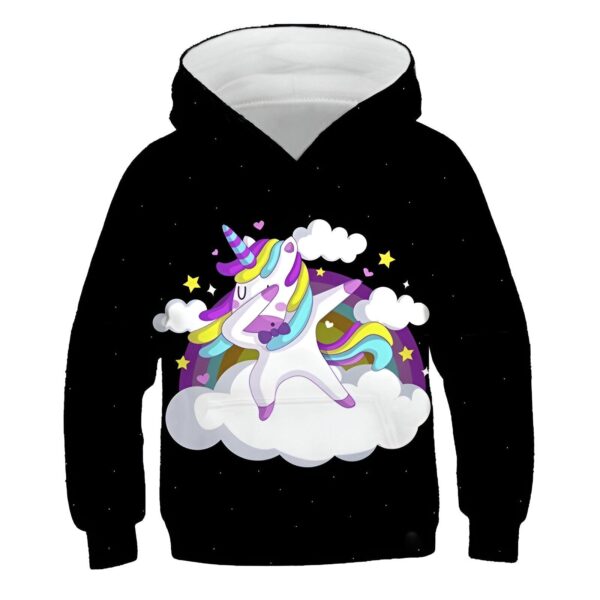 pull-licorne-manches-longues-1a.jpg Une illustration d'une licorne dansant le dab sur un nuage arc-en-ciel. La licorne est blanche avec une crinière et une queue arc-en-ciel. Elle porte un nœud papillon violet. Le nuage est blanc avec un contour arc-en-ciel. L'arrière-plan est noir avec des étoiles et des lunes blanches.
