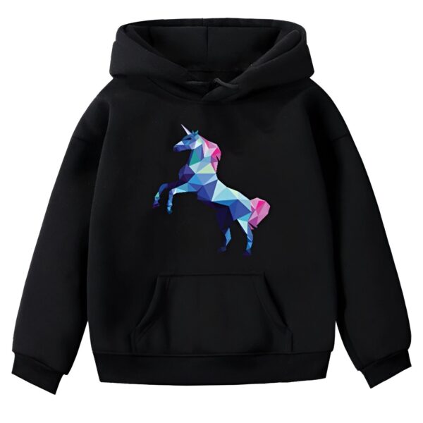 Une illustration d'une licorne multicolore sur un sweat à capuche noir.