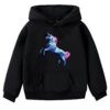 Une illustration d'une licorne multicolore sur un sweat à capuche noir.