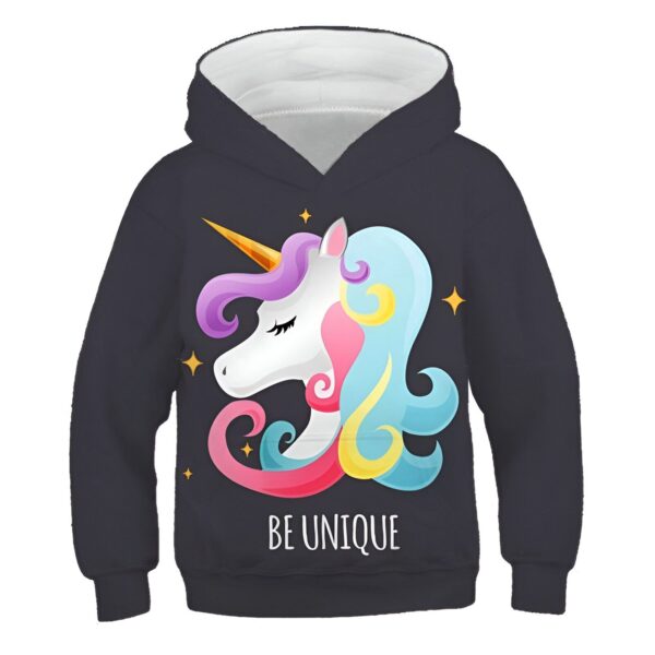 pull-licorne-style-1a.jpg L'image montre un sweat à capuche noir avec une capuche blanche. Il y a une image d'une licorne sur le devant du sweat à capuche. La licorne est blanche avec une crinière et une queue arc-en-ciel. Il y a des étoiles autour de la licorne. Le texte "Be Unique" est écrit sous la licorne.