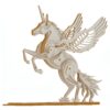 Image d'une figurine décorative d'un pegase en bois, avec une corne et des ailes détaillées. L'artisanat délicat met en valeur le motif complexe et la texture du bois. Objet décoratif unique pour collectionneur., 45501392027903 | Licorne Shop