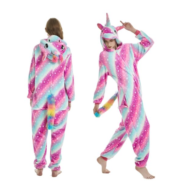 pyjama-combinaison-licorne-adulte-deguisement-doux-1a.jpg Deux personnes portant un pyjama licorne à rayures roses et bleues avec des étoiles blanches, capuche en forme de tête de licorne et queue multicolore. La personne de gauche est vue de dos, tandis que la personne de droite est vue de face, posant joyeusement., 45502001643775,45502001676543,45502001709311,45502001742079,45502001774847,45502001807615,45502001840383,45502001873151 | Licorne Shop