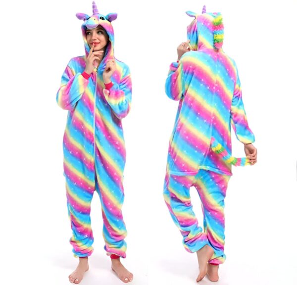 pyjama-combinaison-licorne-mixte-doux-et-confortable-1a-1.jpg Combinaison pyjama licorne arc-en-ciel. Vue de face et de dos, une femme porte une combinaison intégrale avec une capuche ornée d'une corne et des rayures arc-en-ciel diagonales. Confortable, amusant et parfait pour se détendre., 45502358028543,45502358061311,45502358094079,45502358126847,45502358159615,45502358192383,45502358225151,45502358257919 | Licorne Shop