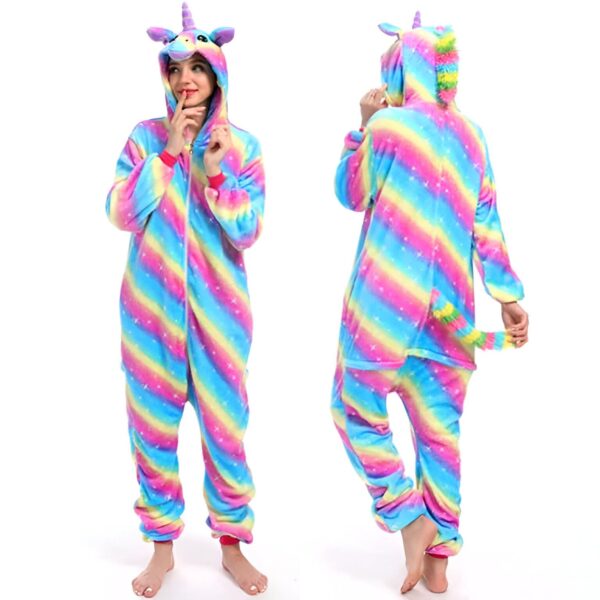 Combinaison pyjama licorne arc-en-ciel. Vue de face et de dos, une femme porte une combinaison intégrale avec une capuche ornée d'une corne et des rayures arc-en-ciel diagonales. Confortable, amusant et parfait pour se détendre., 45502358028543,45502358061311,45502358094079,45502358126847,45502358159615,45502358192383,45502358225151,45502358257919 | Licorne Shop
