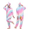 Deux personnes portant des pyjamas onesie licorne à capuche, un de face et l'autre de dos. Les pyjamas sont roses, bleus et blancs avec des motifs d'étoiles., 45502356979967,45502357012735,45502357045503,45502357078271,45502357111039,45502357143807,45502357176575,45502357209343 | Licorne Shop