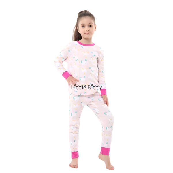 pyjama-licorne-a-capuche-en-polaire-douce-et-chaude-1a.jpg Une fillette porte un pyjama rose à motifs de licornes, avec des bordures rose vif au cou, aux poignets et aux chevilles. Ses cheveux bruns sont attachés en queue de cheval haute., 45502369923327,45502369956095,45502369988863,45502370021631,45502370054399,45502370087167,45502370119935,45502370152703 | Licorne Shop