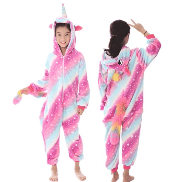 pyjama-licorne-doux-et-confortable-pour-enfant-1a.jpg Deux enfants portant des pyjamas licorne doux et colorés. Le pyjama est rose, bleu et blanc avec des étoiles. L'un des enfants fait un signe de paix., 45502356357375,45502356390143,45502356422911,45502356455679,45502356488447,45502356521215,45502356553983,45502356586751 | Licorne Shop