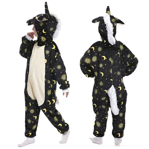 Un enfant porte un pyjama licorne noir à motifs de soleil et de lune. Le pyjama a une crinière et une queue blanches. Vue de face et de dos., 45502353932543,45502353965311,45502353998079,45502354030847,45502354063615,45502354096383,45502354129151,45502354161919 | Licorne Shop