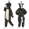 Un enfant porte un pyjama licorne noir à motifs de soleil et de lune. Le pyjama a une crinière et une queue blanches. Vue de face et de dos., 45502353932543,45502353965311,45502353998079,45502354030847,45502354063615,45502354096383,45502354129151,45502354161919 | Licorne Shop