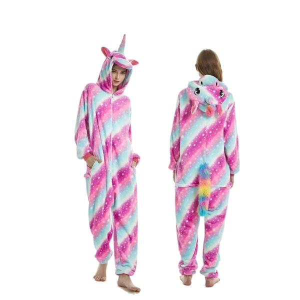 pyjama-licorne-femme-doux-et-confortable-1a-1.jpg Deux femmes portent des combinaisons pyjamas licorne à rayures roses, bleues et blanches avec des étoiles. L'une est vue de face, l'autre de dos avec une queue arc-en-ciel., 45502028087551,45502028120319,45502028153087,45502028185855,45502028218623,45502028284159,45502028316927,45502028349695 | Licorne Shop