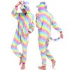 Deux personnes portant des pyjamas intégrales en forme de licorne arc-en-ciel. L'une fait face à l'avant et l'autre de dos, montrant la queue touffue de la licorne. Les pyjamas ont des étoiles dispersées sur le motif arc-en-ciel., 45502357242111,45502357274879,45502357307647,45502357340415,45502357373183,45502357405951,45502357438719,45502357471487 | Licorne Shop
