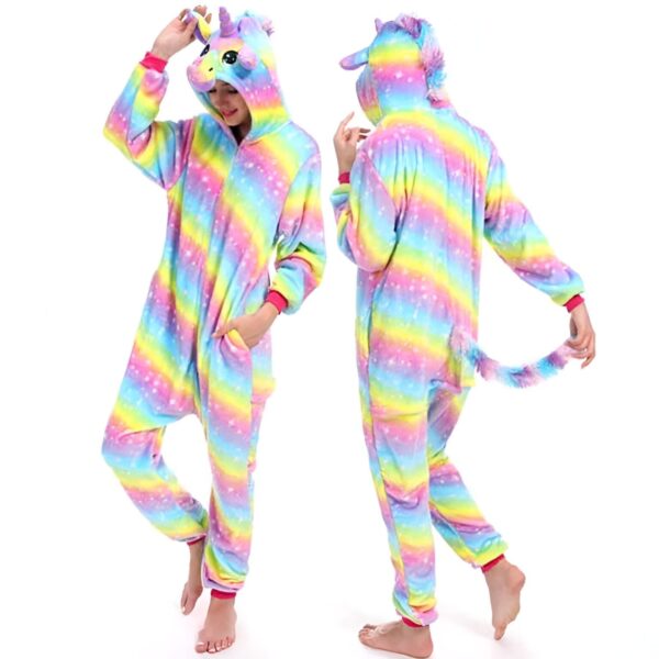 pyjama-licorne-kigurumi-doux-a-capuche-1a.jpg Deux personnes portant des pyjamas intégrales en forme de licorne arc-en-ciel. L'une fait face à l'avant et l'autre de dos, montrant la queue touffue de la licorne. Les pyjamas ont des étoiles dispersées sur le motif arc-en-ciel., 45502357242111,45502357274879,45502357307647,45502357340415,45502357373183,45502357405951,45502357438719,45502357471487 | Licorne Shop