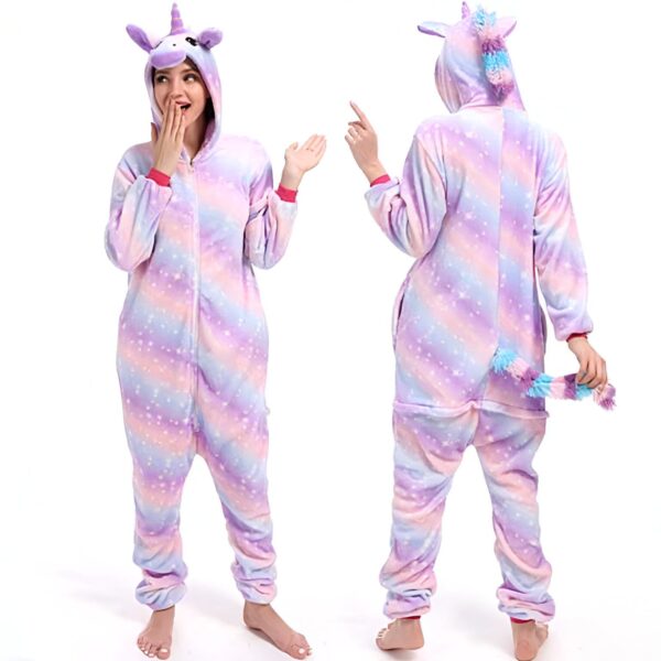pyjama-licorne-polaire-footie-la-foret-amazonienne-1a.jpg Vue avant et arrière d'une femme portant un pyjama une pièce licorne à rayures pastel et capuche, idéal pour les fêtes et soirées pyjama., 45502369628415,45502369661183,45502369693951,45502369726719,45502369759487,45502369792255,45502369825023,45502369857791 | Licorne Shop