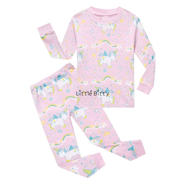 pyjama-licorne-rose-pour-fille-motif-arc-en-ciel-1a.jpg Pyjama rose imprimé licorne pour enfant. Ensemble de nuit confortable avec motifs fantaisistes, idéal pour les rêves magiques., 45502352556287,45502352589055,45502352621823,45502352654591,45502352687359,45502352720127,45502352752895,45502352785663 | Licorne Shop