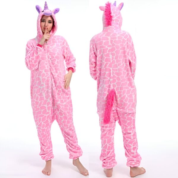 pyjama-onesie-licorne-chaud-rose-faites-la-justice-1a.jpg Femme en pyjama licorne rose, vue de face et de dos. Combinaison douce avec capuche à corne et motif tacheté. Idéal pour cocooning et nuits confortables., 45502366679295,45502366712063,45502366744831,45502366777599,45502366810367,45502366843135,45502366875903,45502366908671 | Licorne Shop