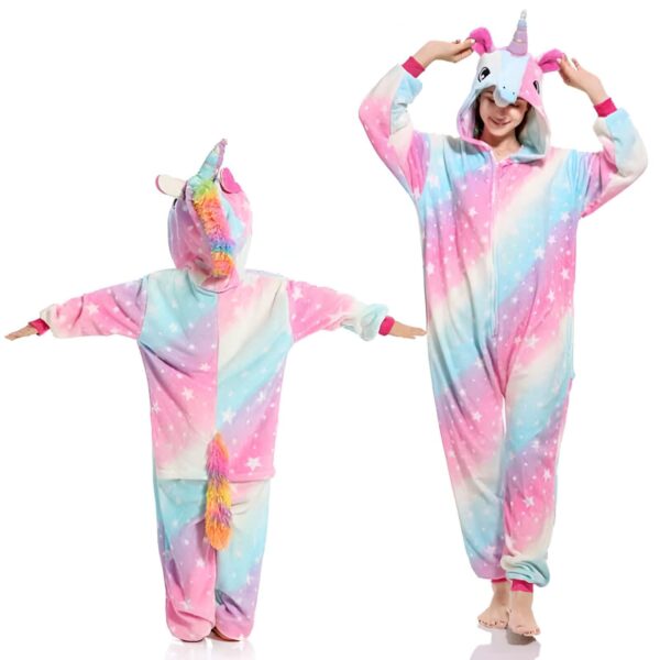 pyjamas-licorne-assortis-pour-mere-et-fille-1a.jpg Deux personnes portant des pyjamas licorne colorés avec des étoiles. L'un est un enfant vu de dos, l'autre est une femme adulte posant de face avec les mains sur la capuche., 45502365860095,45502365892863,45502365925631,45502365958399,45502365991167,45502366023935,45502366056703,45502366089471 | Licorne Shop