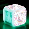 radio-reveil-enfant-licorne-1a.jpg Réveil numérique lumineux pour enfant, motif licorne avec coeurs, nuages, arc-en-ciel. L'écran affiche l'heure, la date et la température. Cadeau idéal pour décorer une chambre d'enfant., 45501031219455 | Licorne Shop