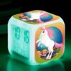 reveil-en-forme-de-licorne-pour-fille-1a.jpg Réveil numérique en forme de cube, illuminé en vert, avec des images de licornes roses. Affichage de l'heure, de la date et de la température. Idéal pour une chambre d'enfant., 45501031448831 | Licorne Shop
